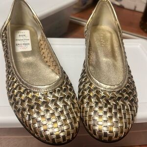 Sesto Meucci ladies gold flats woven leather Made in Italy 7.5 Narrow